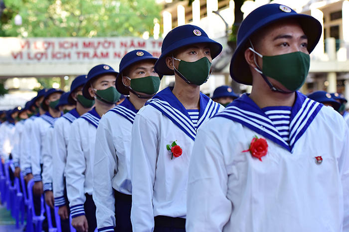 2 cô gái rạng rỡ giữa ngàn tân binh lên đường nhập ngũ - 2