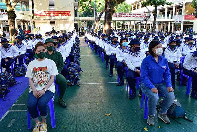 2 cô gái rạng rỡ giữa ngàn tân binh lên đường nhập ngũ - 5