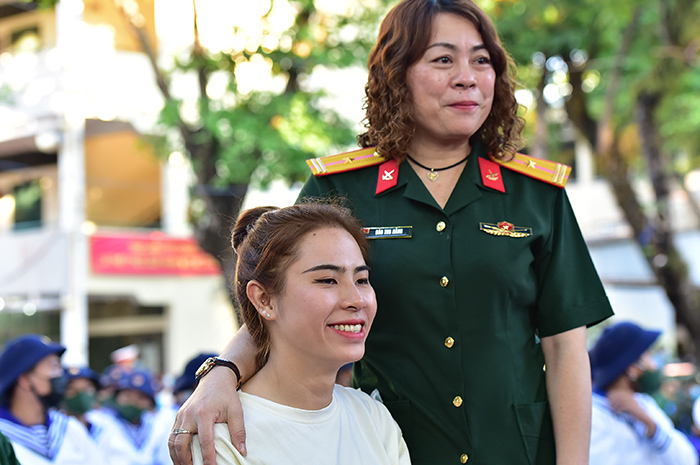 2 cô gái rạng rỡ giữa ngàn tân binh lên đường nhập ngũ - 7