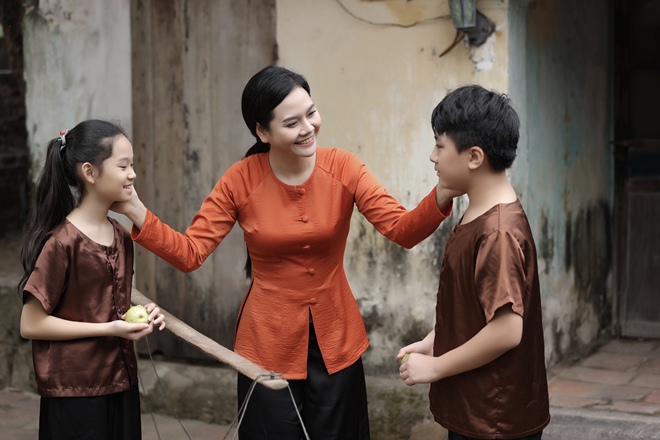 Sao mai Lương Nguyệt Anh khoe con trai nuôi trong MV mừng 8/3 - 1