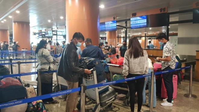 Hai chuyến bay đưa người Việt từ Myanmar về nước hạ cánh ở Đà Nẵng - 3