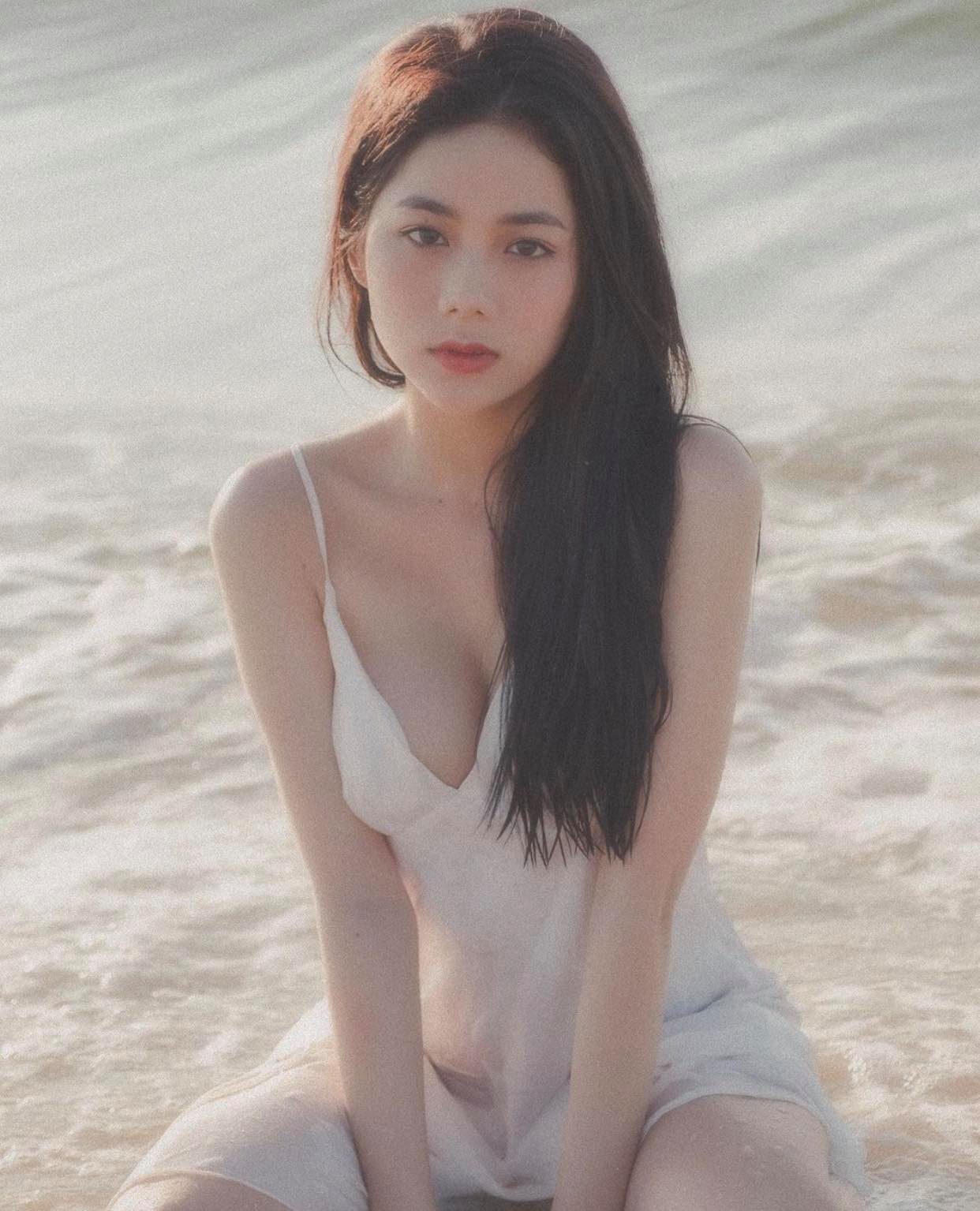 Hot girl Việt được báo Trung Quốc ca ngợi vì khí chất thần tiên, body tiệm cận số đo "vàng" - 2