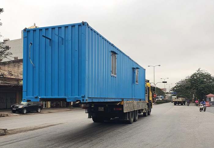 Kinh hãi container “lơ lửng” giữa đường - 1