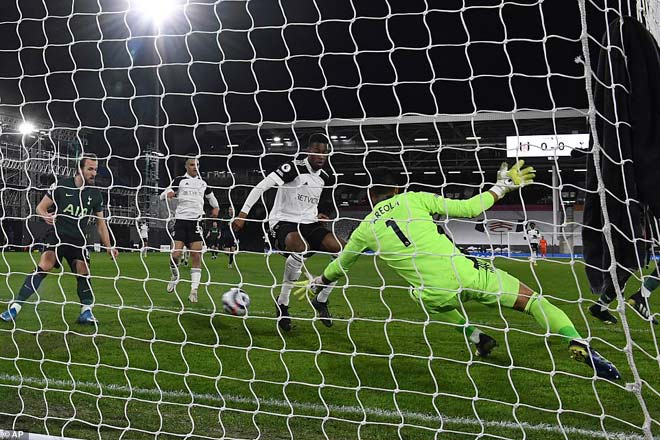 Bi hài Ngoại hạng Anh: Tottenham thoát bàn thua nhờ VAR, fan MU trút giận - 1