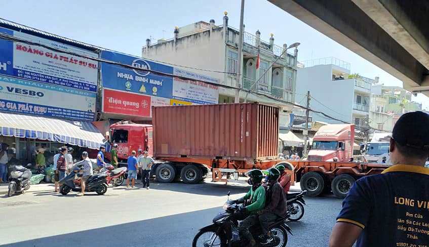 Đứng trên vỉa hè, người đàn ông bị xe container tông chết - 2