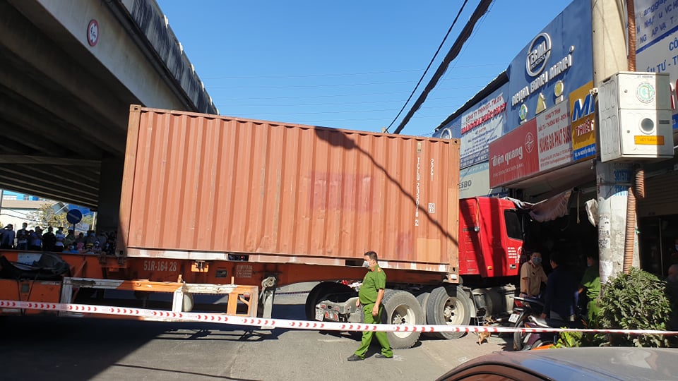 Đứng trên vỉa hè, người đàn ông bị xe container tông chết - 3