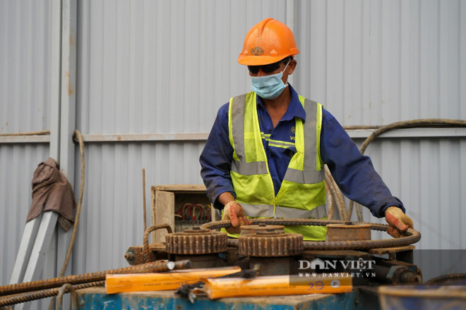 Cầu vượt sông Hồng hơn 2.500 tỷ gấp rút thi công sau kỳ nghỉ Tết - 8