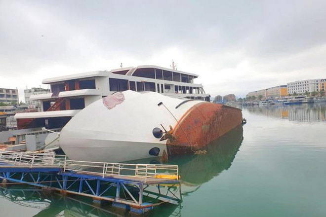 Du thuyền tiền tỷ bất ngờ lật nghiêng khi đang neo đậu ở cảng Tuần Châu - 3