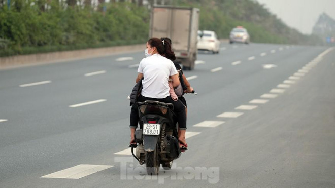Lạnh gáy cảnh "đua" xe đạp, lái ba gác trên đại lộ Võ Nguyên Giáp - 9
