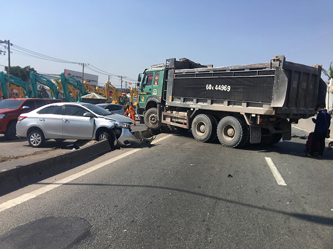 Va chạm với xe ben, cả gia đình trên ô tô nhập viện - 2