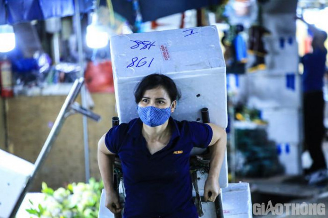 Ước mong lấy công việc làm quà 8/3 của những nữ "cửu vạn" chợ Long Biên - 4