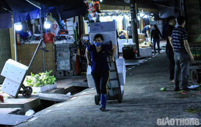 Ước mong lấy công việc làm quà 8/3 của những nữ "cửu vạn" chợ Long Biên - 3