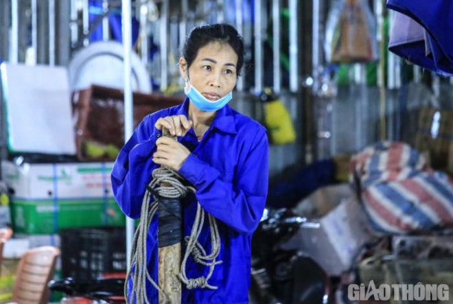 Ước mong lấy công việc làm quà 8/3 của những nữ "cửu vạn" chợ Long Biên - 6