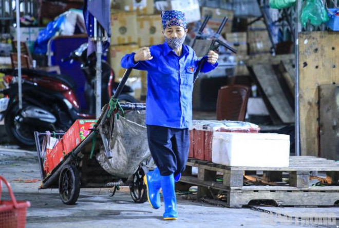 Ước mong lấy công việc làm quà 8/3 của những nữ "cửu vạn" chợ Long Biên - 2