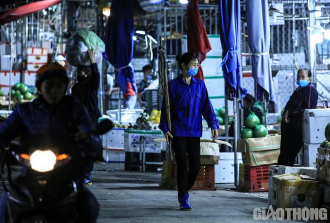 Ước mong lấy công việc làm quà 8/3 của những nữ "cửu vạn" chợ Long Biên - 5