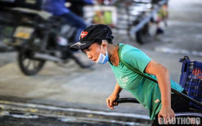 Ước mong lấy công việc làm quà 8/3 của những nữ "cửu vạn" chợ Long Biên - 9