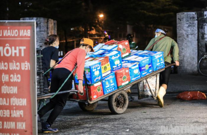 Ước mong lấy công việc làm quà 8/3 của những nữ "cửu vạn" chợ Long Biên - 11