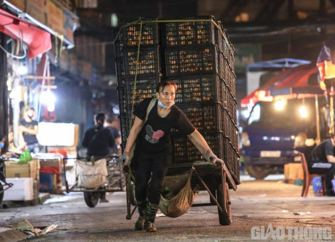 Ước mong lấy công việc làm quà 8/3 của những nữ "cửu vạn" chợ Long Biên - 7