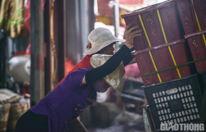 Ước mong lấy công việc làm quà 8/3 của những nữ "cửu vạn" chợ Long Biên - 10