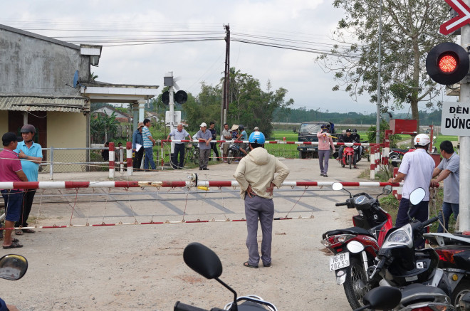 Tàu hỏa tông ôtô ở Quảng Ngãi: Công an làm việc với nhân viên gác chắn - 2