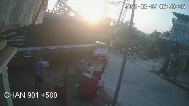 Vụ tàu hỏa đâm ô tô 7 chỗ ở Quảng Ngãi: Nhân viên gác chắn phải nhập viện - 1