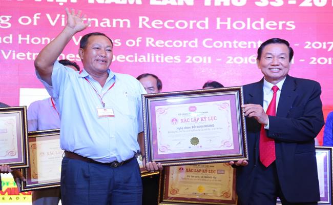 Vào năm 2017, tại thành phố Hồ Chí Minh, trong Hội ngộ Kỷ lục gia lần thứ 33, tuyệt tác cây cảnh này đã được xác lập ở hạng mục “Top Bộ sưu tập cây cảnh Độc - Lạ tại Việt Nam”.
