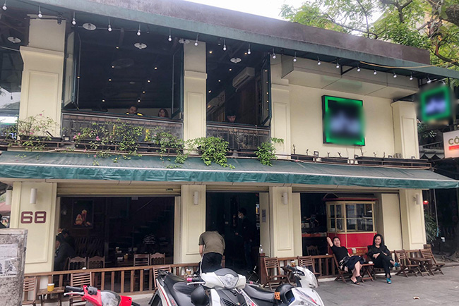 Hàng quán ở Hà Nội mở cửa trở lại, quán cà phê đông như “trẩy hội” - 1