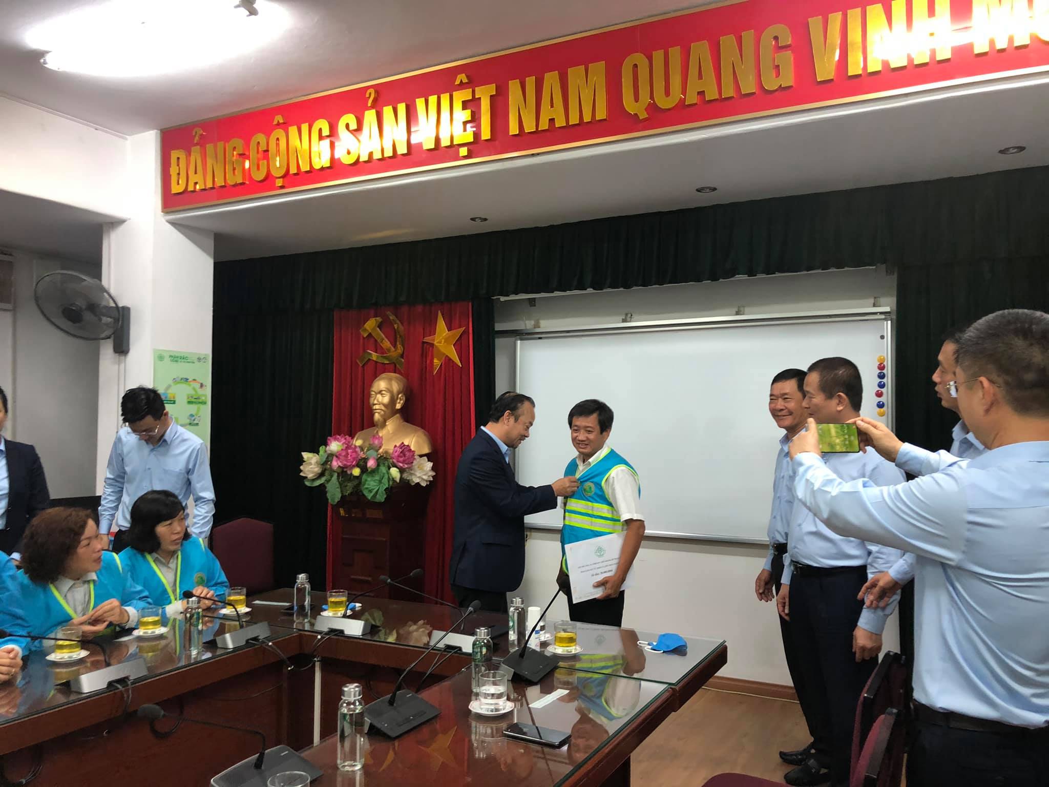 Ngày 8/3, ông Đoàn Ngọc Hải bất ngờ tặng quà cho 600 phụ nữ tại Hà Nội - 2