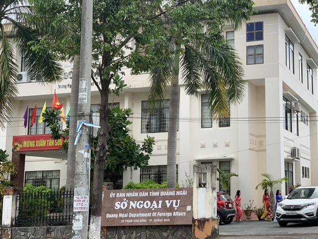 Tin tức 24h qua: Chủ xe ô tô nói lí do vì sao lại tặng quà cho người va chạm xe với mình - 2