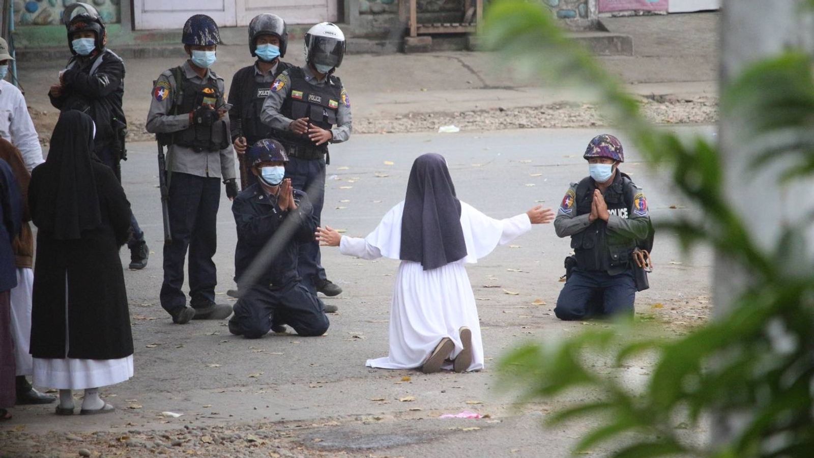 Bức ảnh bất ngờ trong biểu tình Myanmar: Cảnh sát quỳ gối - 1