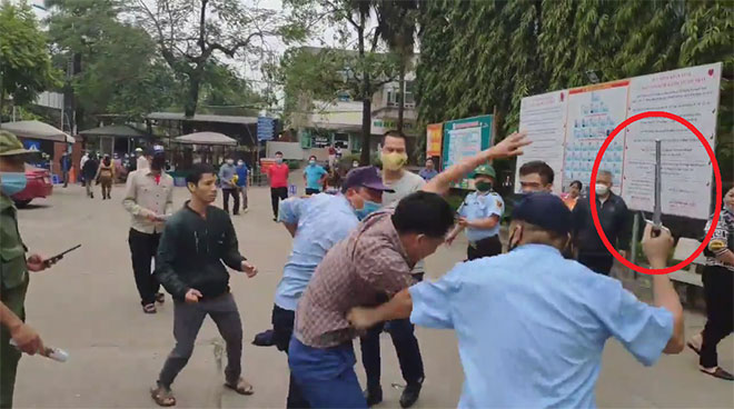 Clip: Nhóm bảo vệ bệnh viện dùng dùi cui lao vào ẩu đả với người dân - 1