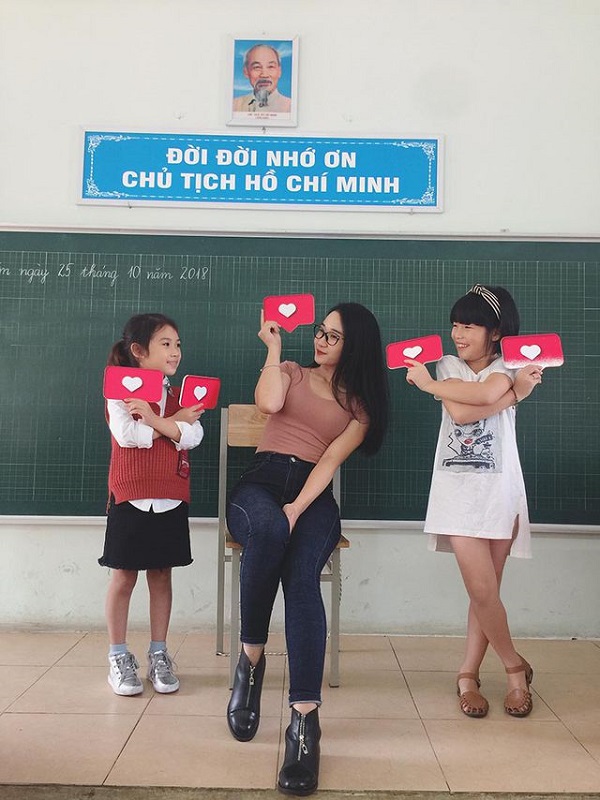 Cô giáo tiểu học quê Thái Bình sáng đi dạy, chiều "đúc" dáng, có vòng 3 đẹp tựa "trái đào" - 2