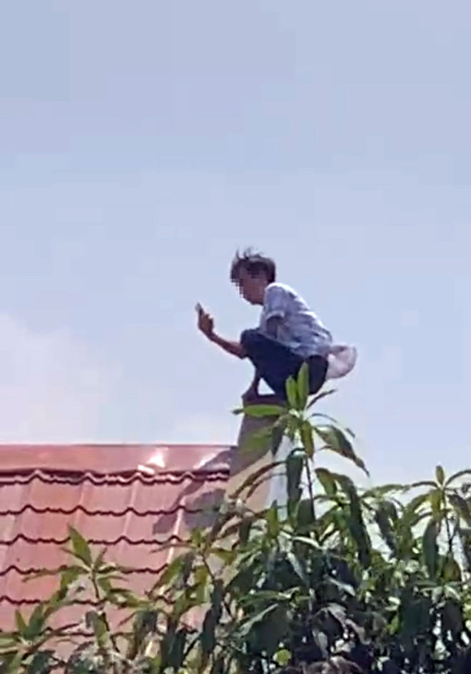 Giữa trưa nắng như đổ lửa, thanh niên leo lên nóc nhà “tìm sóng điện thoại” - 2
