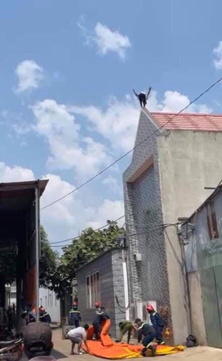 Giữa trưa nắng như đổ lửa, thanh niên leo lên nóc nhà “tìm sóng điện thoại” - 3