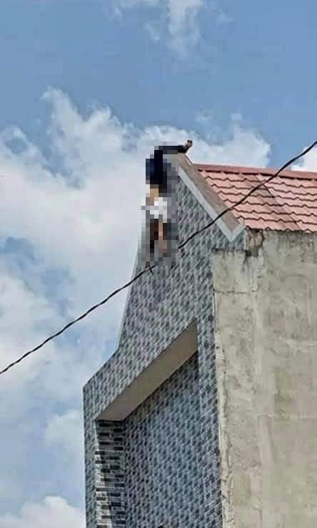 Giữa trưa nắng như đổ lửa, thanh niên leo lên nóc nhà “tìm sóng điện thoại” - 4