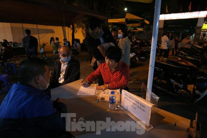 Công an Hà Nội 'trắng đêm' làm thẻ cấp căn cước gắn chip cho người dân - 4