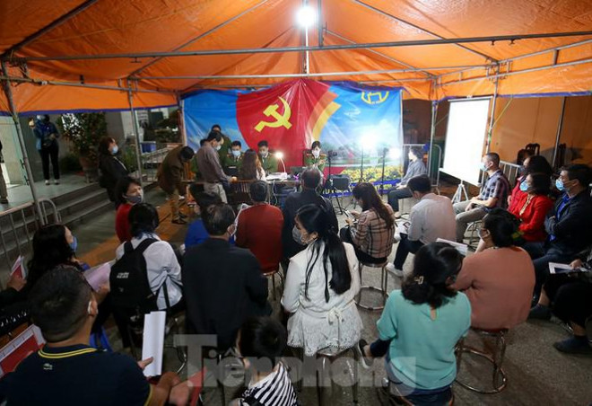 Công an Hà Nội 'trắng đêm' làm thẻ cấp căn cước gắn chip cho người dân - 2