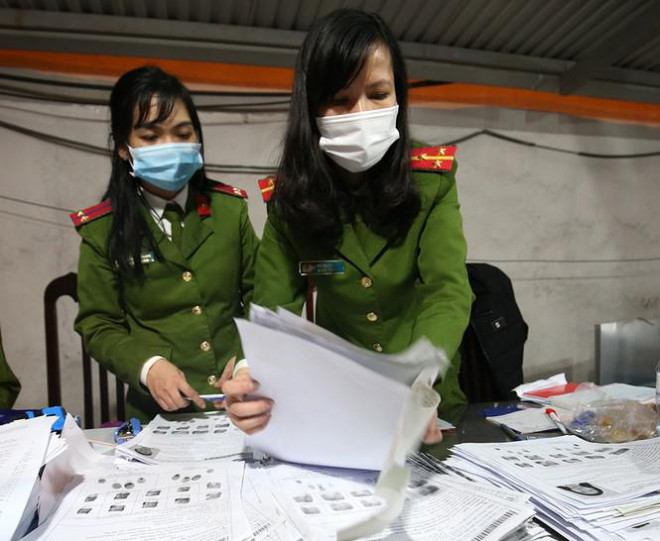 Công an Hà Nội 'trắng đêm' làm thẻ cấp căn cước gắn chip cho người dân - 5