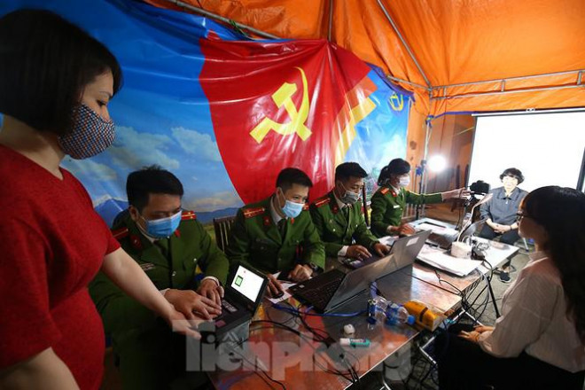 Công an Hà Nội 'trắng đêm' làm thẻ cấp căn cước gắn chip cho người dân - 3