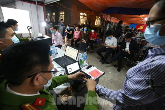 Công an Hà Nội 'trắng đêm' làm thẻ cấp căn cước gắn chip cho người dân - 6