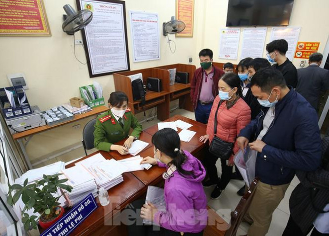 Công an Hà Nội 'trắng đêm' làm thẻ cấp căn cước gắn chip cho người dân - 10