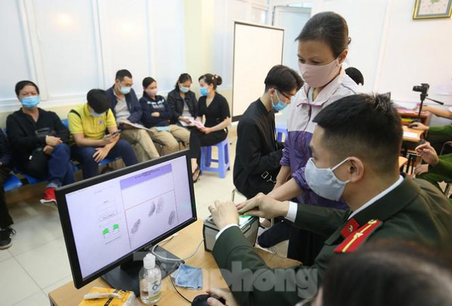 Công an Hà Nội 'trắng đêm' làm thẻ cấp căn cước gắn chip cho người dân - 12