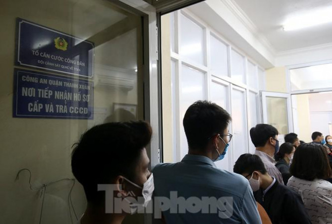 Công an Hà Nội 'trắng đêm' làm thẻ cấp căn cước gắn chip cho người dân - 9