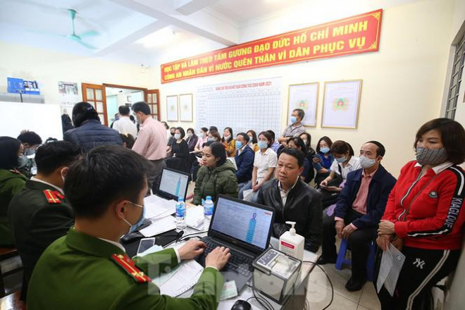 Công an Hà Nội 'trắng đêm' làm thẻ cấp căn cước gắn chip cho người dân - 8