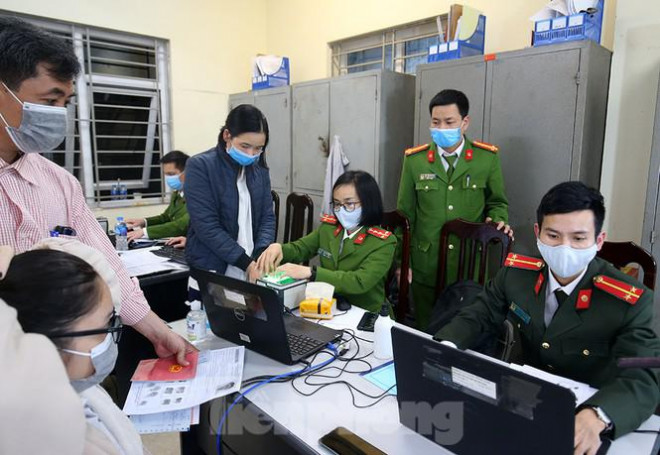 Công an Hà Nội 'trắng đêm' làm thẻ cấp căn cước gắn chip cho người dân - 7