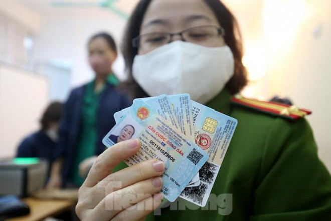 Công an Hà Nội 'trắng đêm' làm thẻ cấp căn cước gắn chip cho người dân - 13