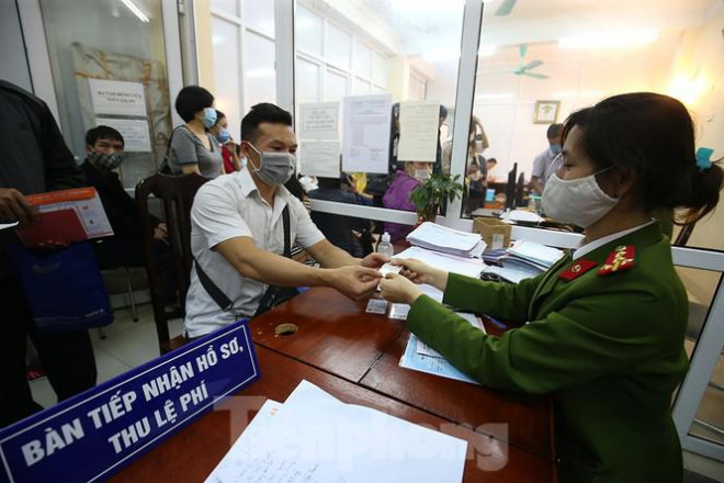 Công an Hà Nội 'trắng đêm' làm thẻ cấp căn cước gắn chip cho người dân - 14