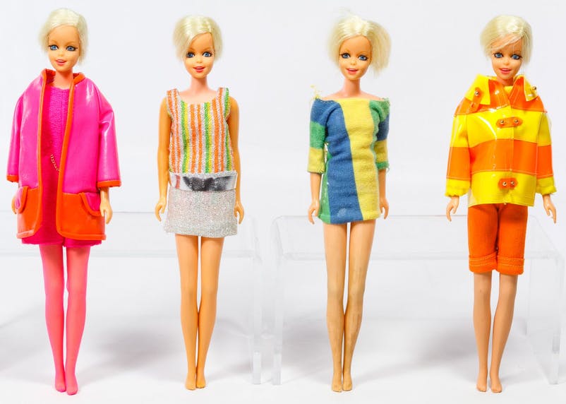 Búp bê Barbie: Biểu tượng thời trang phái đẹp nhiều thập kỷ - 7