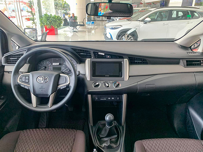 Cận cảnh Toyota Innova mới bản số sàn, giá 750 triệu đồng - 4