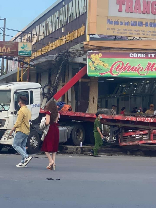 CLIP: Xe đầu kéo tông hàng loạt xe máy và ôtô, húc tan hoang nhà dân ở Đồng Nai - 3